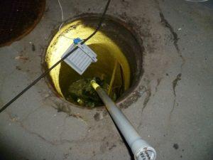 Устранение засора в канализационных трубах через через люк канализации