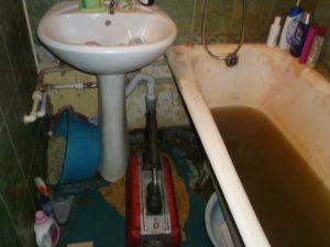 Прочистка канализации и удаления засора в ванной комнате