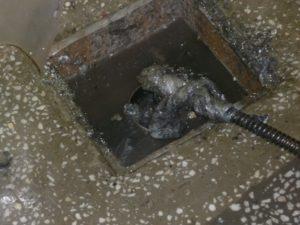 Удаление засора в канализационных трубах